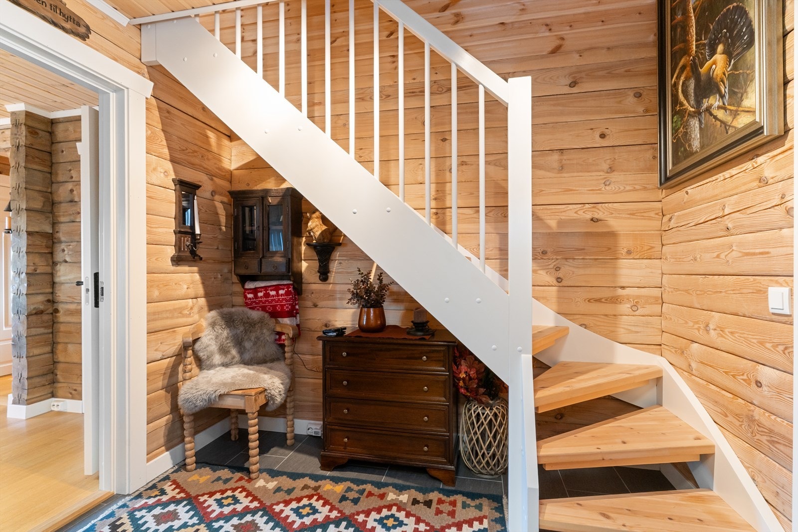 Det er laget en ordentlig trapp med gode trinn opp til loftetasjen. Galleribilde