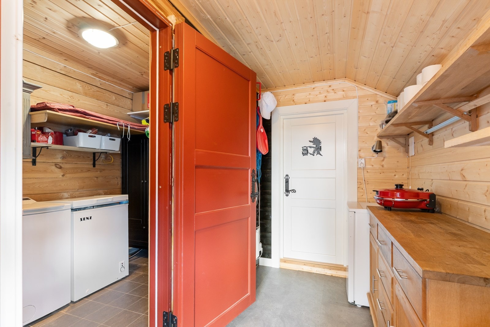 Fra inngangspartiet er det også inngang til et gjennomgående bodrom hvor man kommer rett ut på terrassen. Fra dette rommet er det også adkomst til et praktisk vaskerom/teknisk rom. Galleribilde