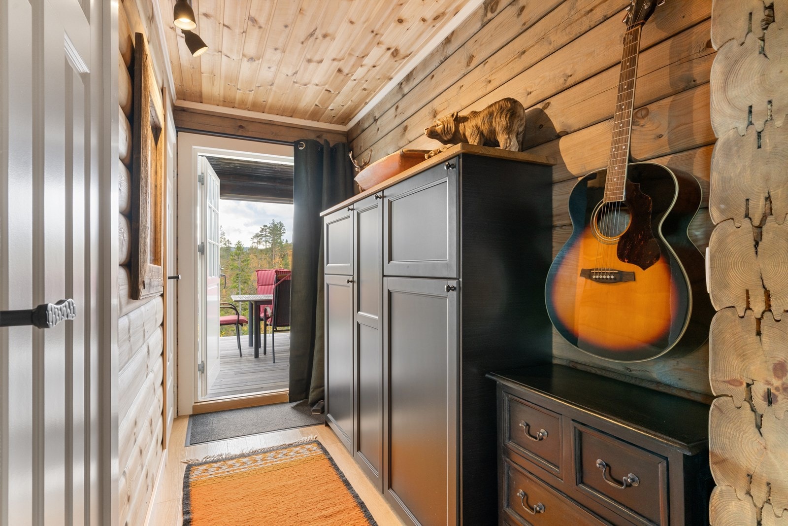 Gang fra kjøkken og ut til terrassen samt med adkomst til soverom 2. I gangen er det satt en praktisk garderobeløsning. Galleribilde