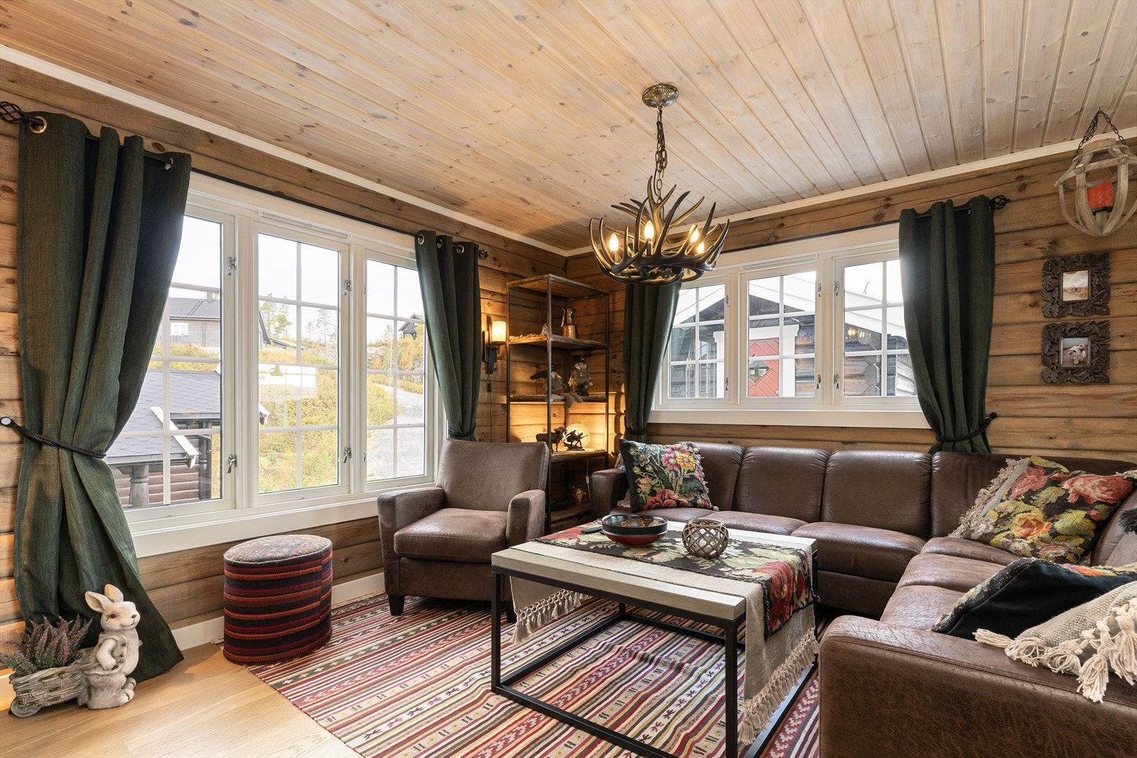 Stuen er romslig, og åpner opp for ulike møbleringsalternativer med en stor og komfortabel sofakrok og underholdningsavdeling. Galleribilde