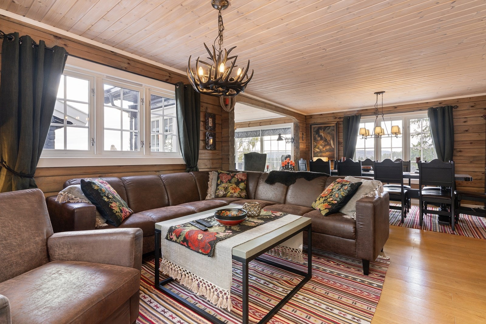 Hytta har en familie orientert, praktisk planløsning over to plan. Galleribilde