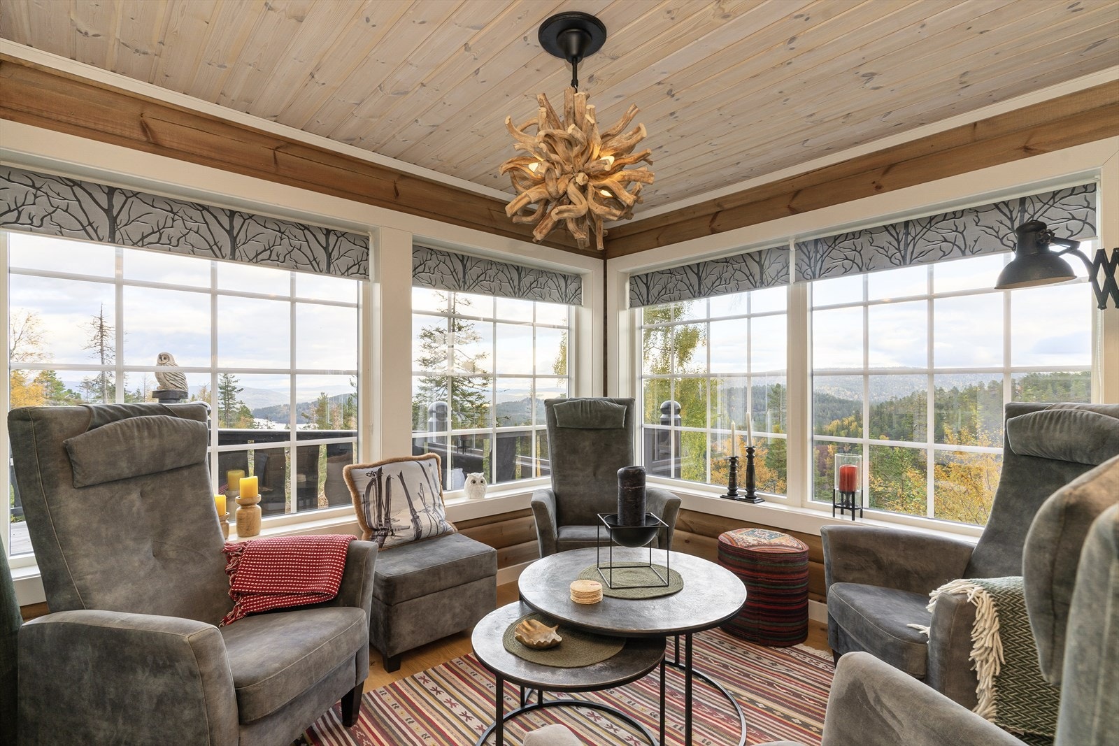 Hytta ligger på populære Blefjell, et område kjent for sitt flotte turterreng og sin rolige atmosfære. Galleribilde