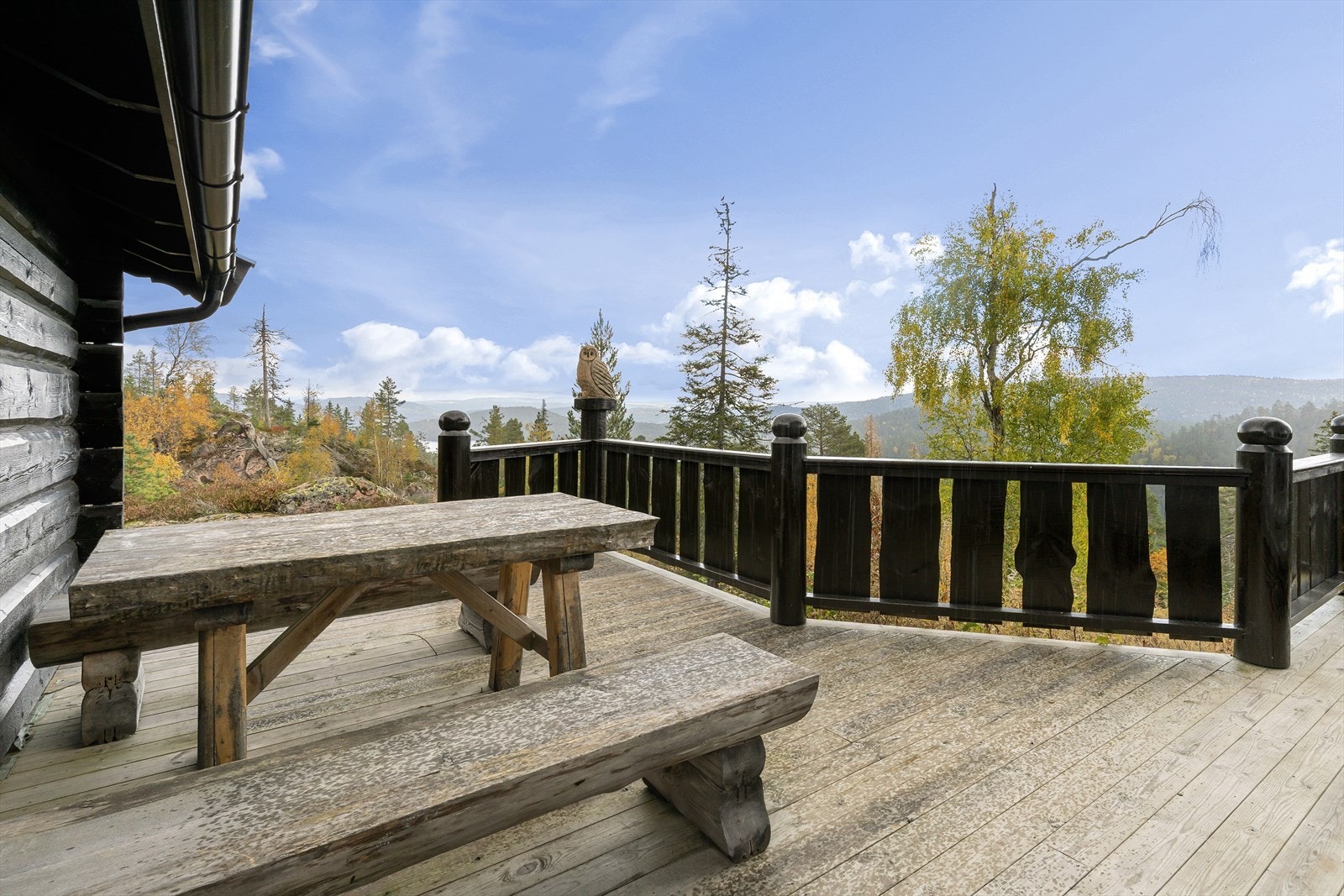 Med plass til flere sittegrupper, skaper den en koselig atmosfære for grilling, samtaler og avslapning i naturen. Galleribilde