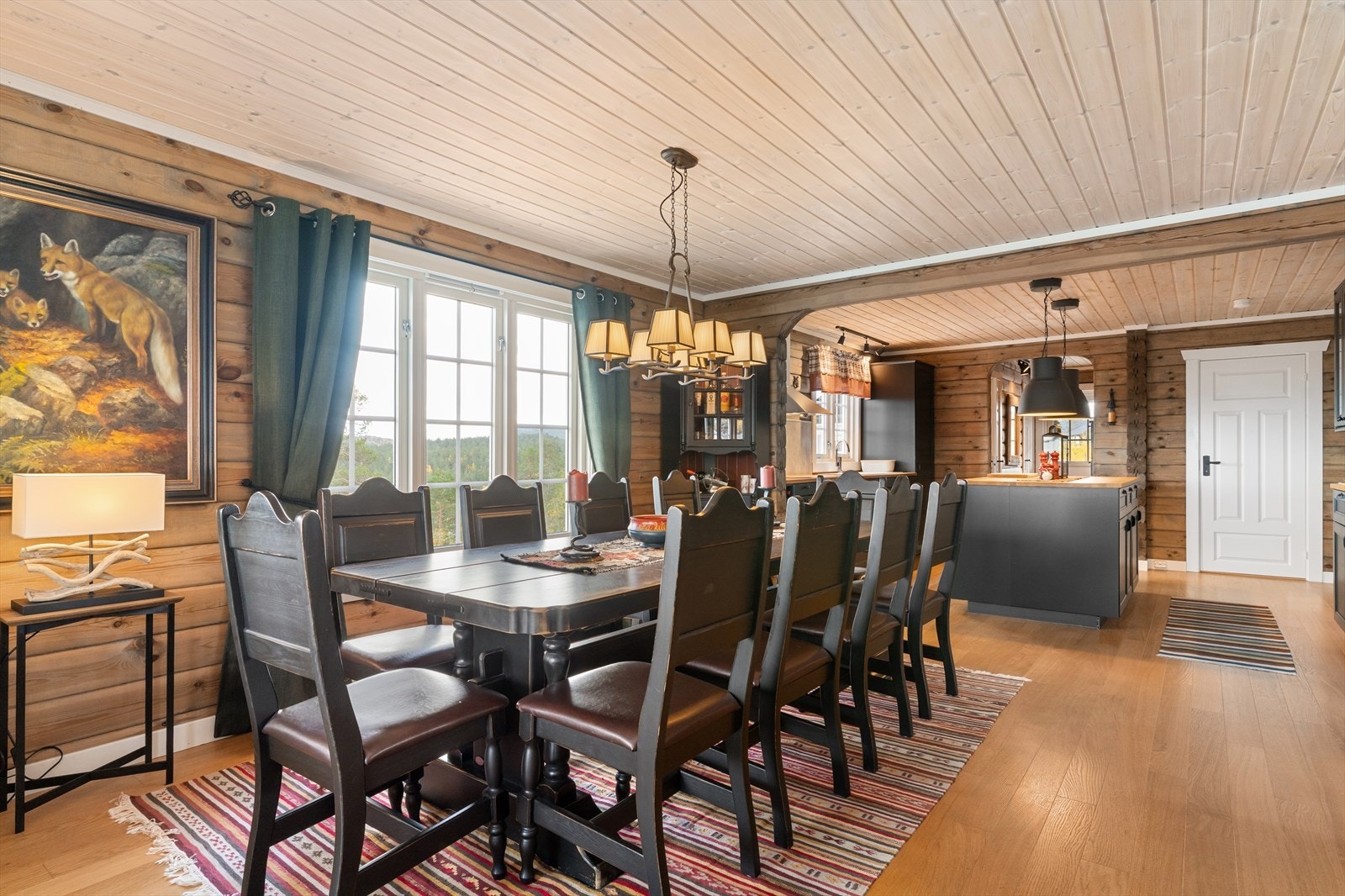 I spisestuen er det rom for et stort spisebord slik at det er plass til mange gjester. Galleribilde