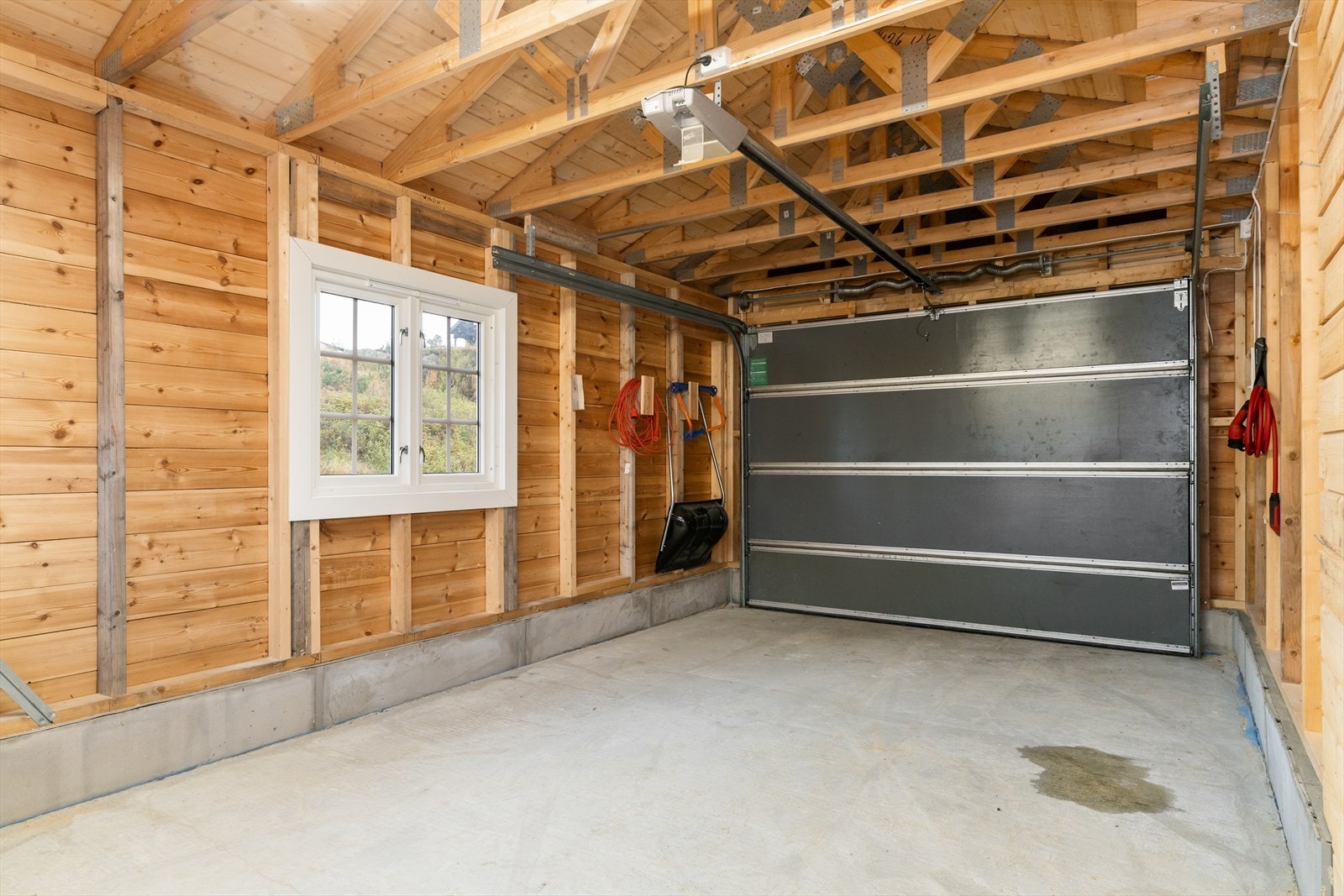 Elektrisk garasjeport. Galleribilde