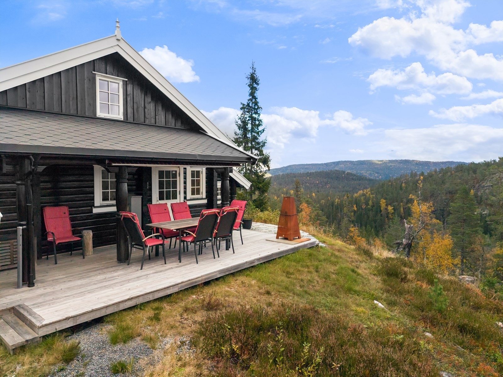 Fra stuen er det direkte utgang til den fantastiske terrassen med gode solforhold. Galleribilde