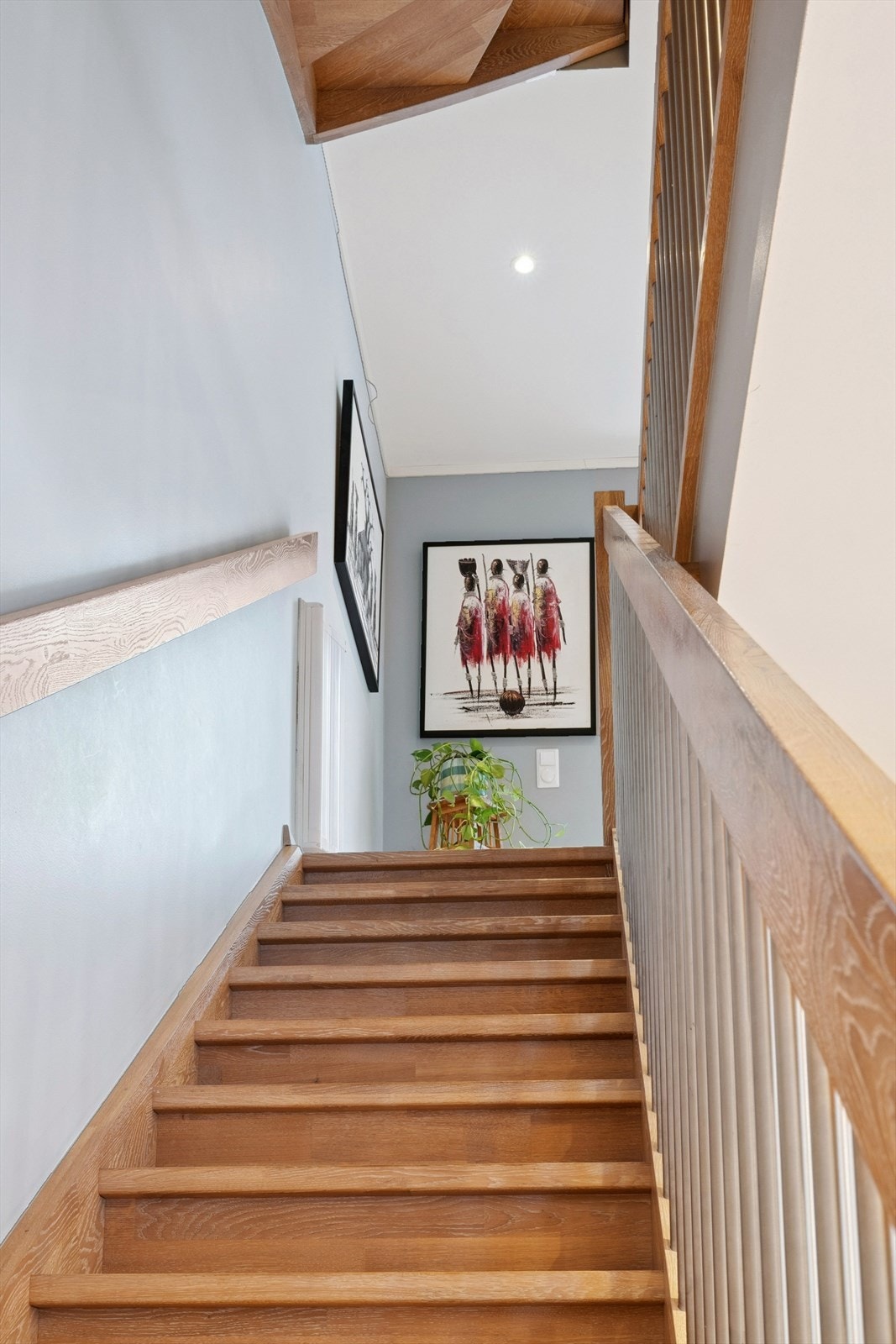 Boligen holder en gjennomgående god standard fra byggeåret, 2018. Boligen har kun hatt én eier fra den var ny. Galleribilde