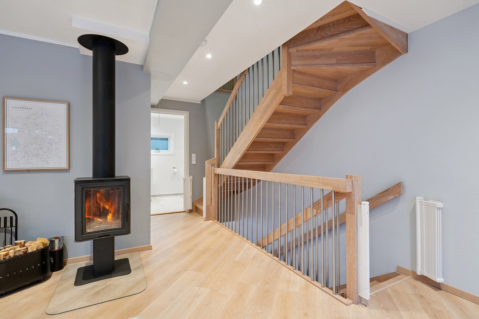 Peisen gir både en hyggelig atmosfære og en god varme. Legg merke til de slette veggene som er malt i en trendy fargetone. Galleribilde