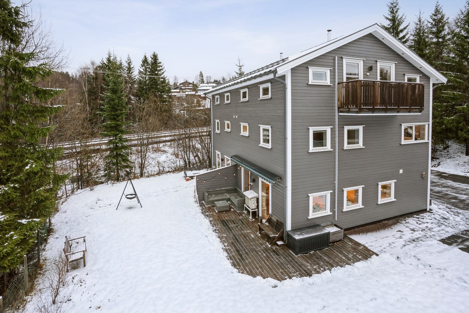 Det er plass til å parkere på kortsiden av huset også. Man har brannstige fra balkongen her oppe. Galleribilde