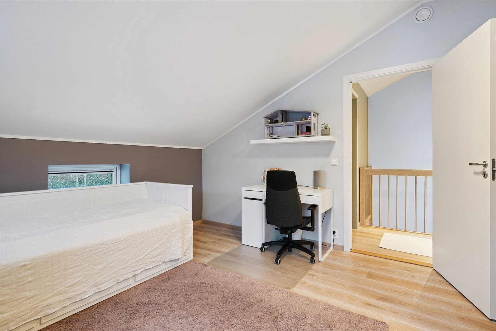 Soverom 2 her oppe med plass til skrivebord, seng og skap. Galleribilde