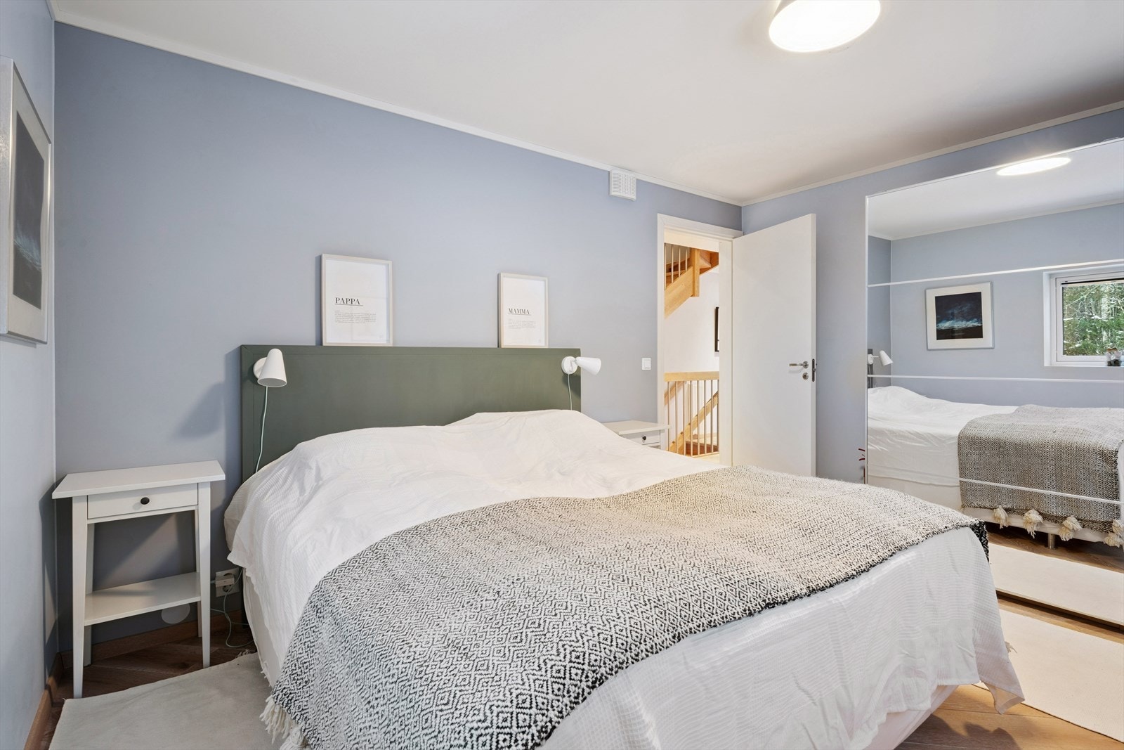 Hovedsoverommet har en god størrelse og romslig skyvedørsgarderobe med speilfronter som selvfølgelig medfølger. Galleribilde