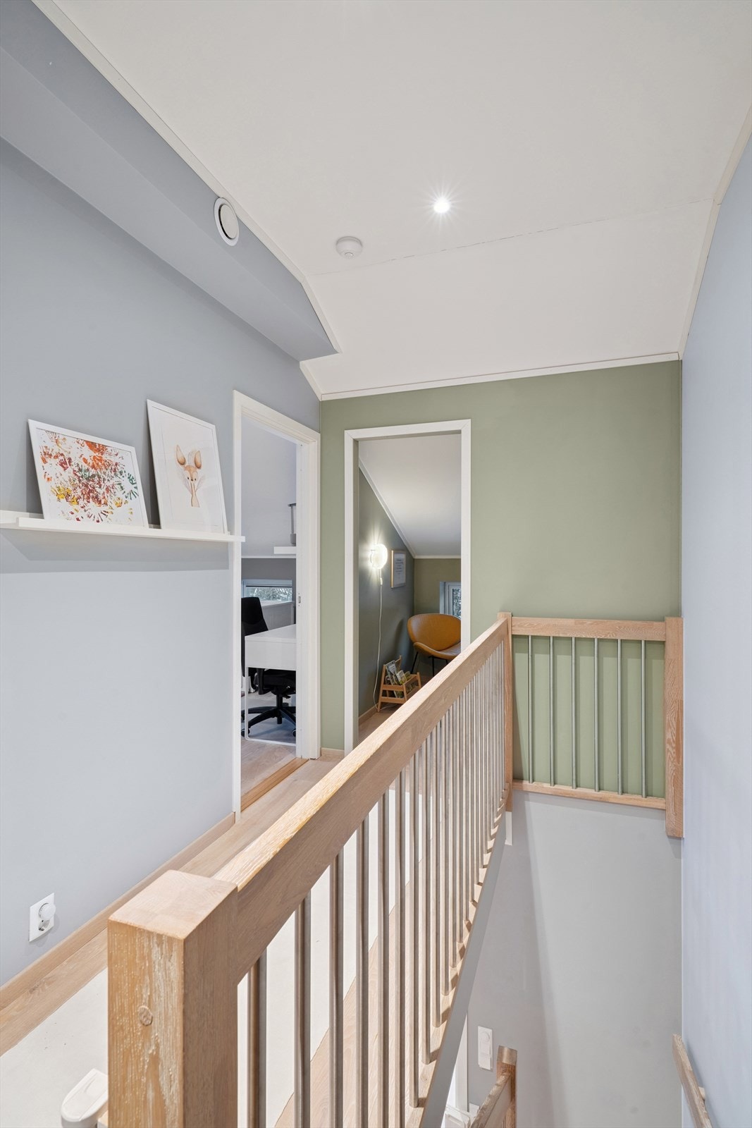 Det er etablert et lite lekerom/kontor i enden av gangen. I den andre enden av gangen har man en praktisk bod. Galleribilde