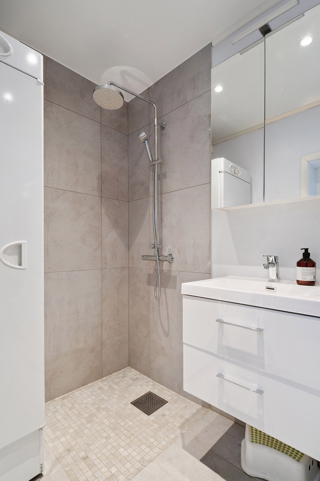 Her er det mulighet for å sette opp glassvegg eller forheng om du ønsker deg dette. Tørkeskapet her inne vil ikke medfølge i handelen. Galleribilde