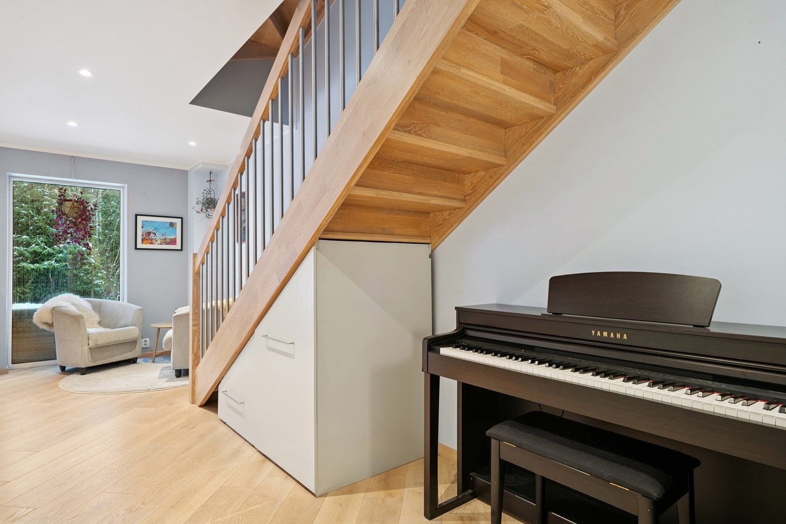 Det er etablert praktiske skuffer under trappen som gir god oppbevaring. Galleribilde