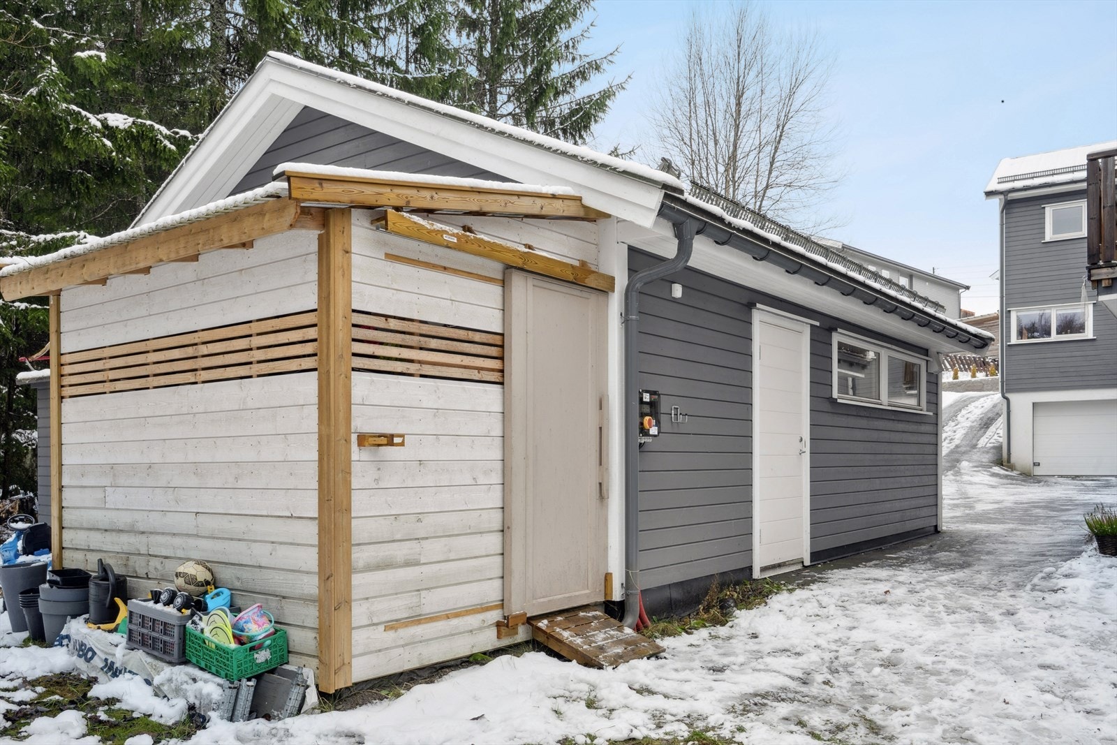 Selger har bygd en uisolert bod bak garasjen som følger denne enheten. Praktisk med tanke på sykler, dekk, akebrett, hageredskap etc. Galleribilde