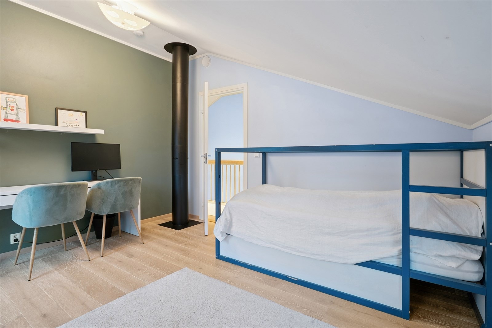 Et lyst soverom klart for en ny dag. Galleribilde