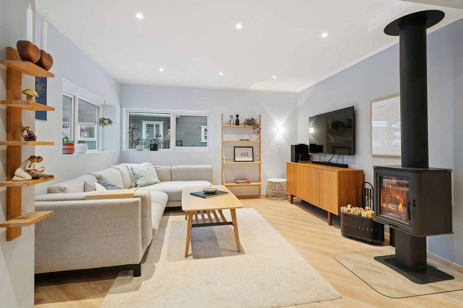 Det er utgang til balkong fra dette rommet. Balkongen er vendt mot garasjen. Galleribilde