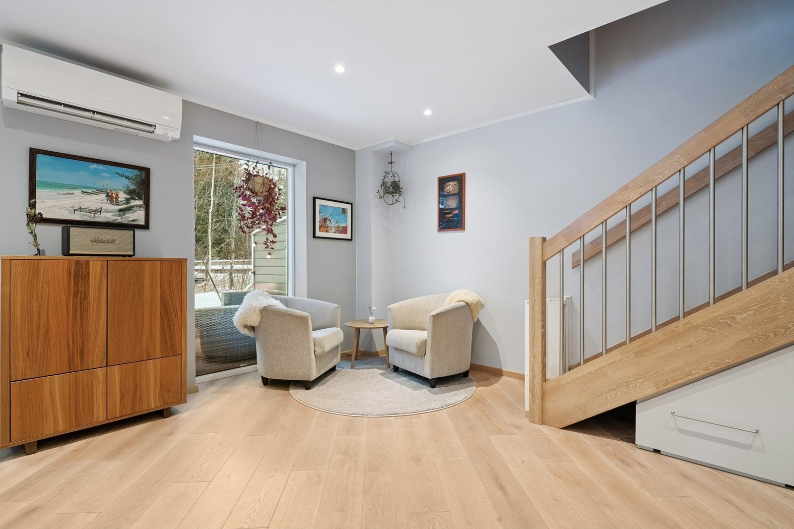 Luft-til-luft varmepumpe er plassert her nede og gir en god varme på kalde dager og en kjølende effekt på varme dager. Galleribilde