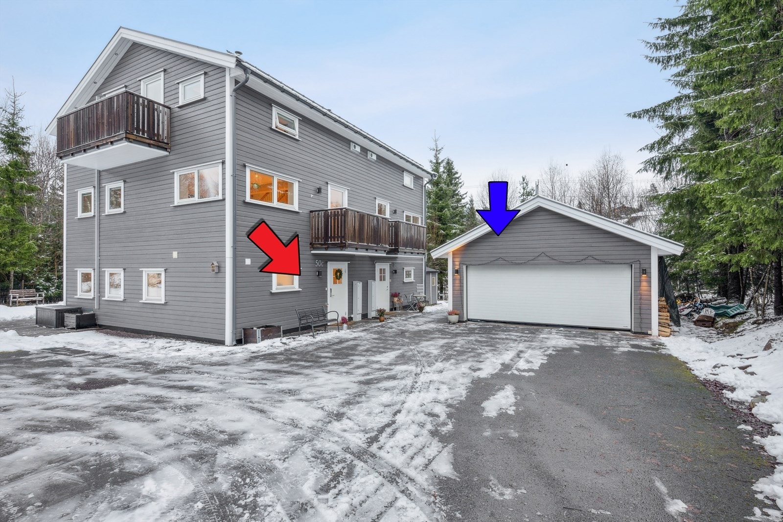 Velkommen hjem. Gårdsplassen er asfaltert og gir god plass til parkering. Man disponere plassen til venstre i garasjen. Galleribilde