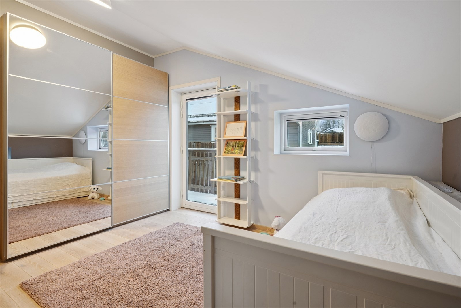 Ryddig soverom med god oppbevaring. Galleribilde