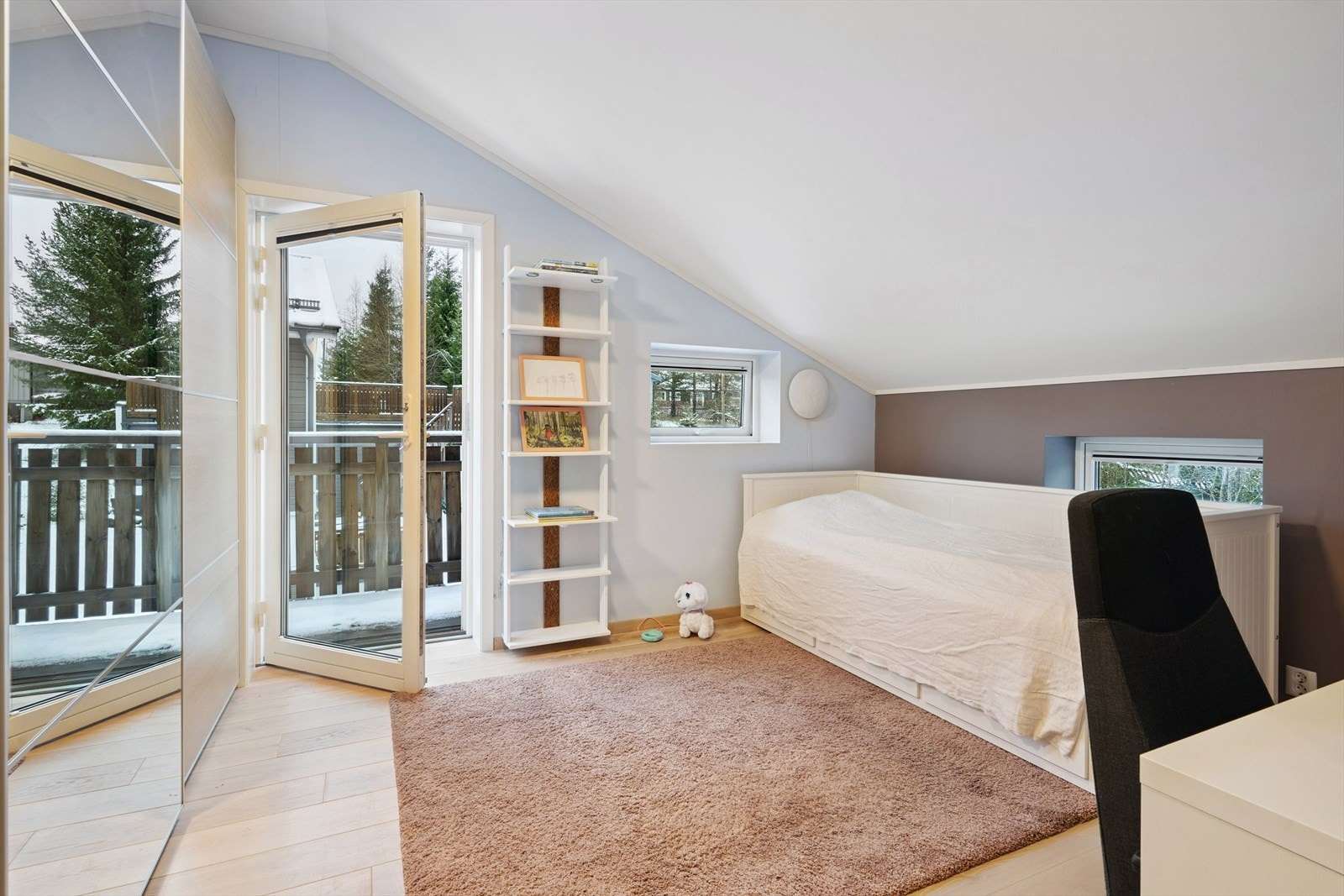 Det står en skyvedørsgarderobe her inne som medfølger. Galleribilde