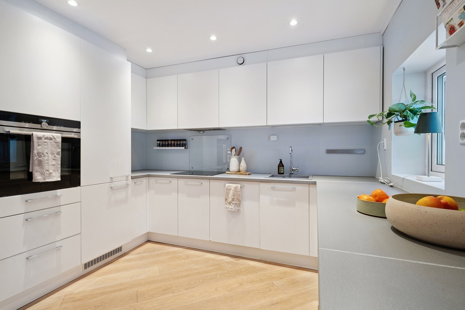 Pent og innholdsrik kjøkken fra Gobana med laminert benkeplate. Galleribilde