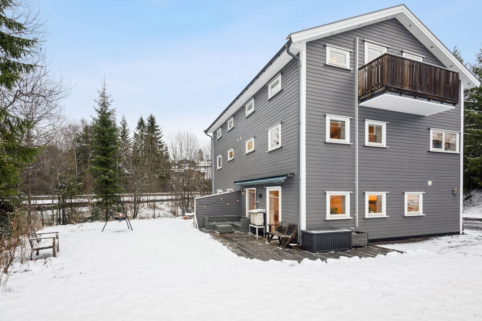 Hyggelig og skjermet uteplass hvor det er montert en motorisert markise. Galleribilde