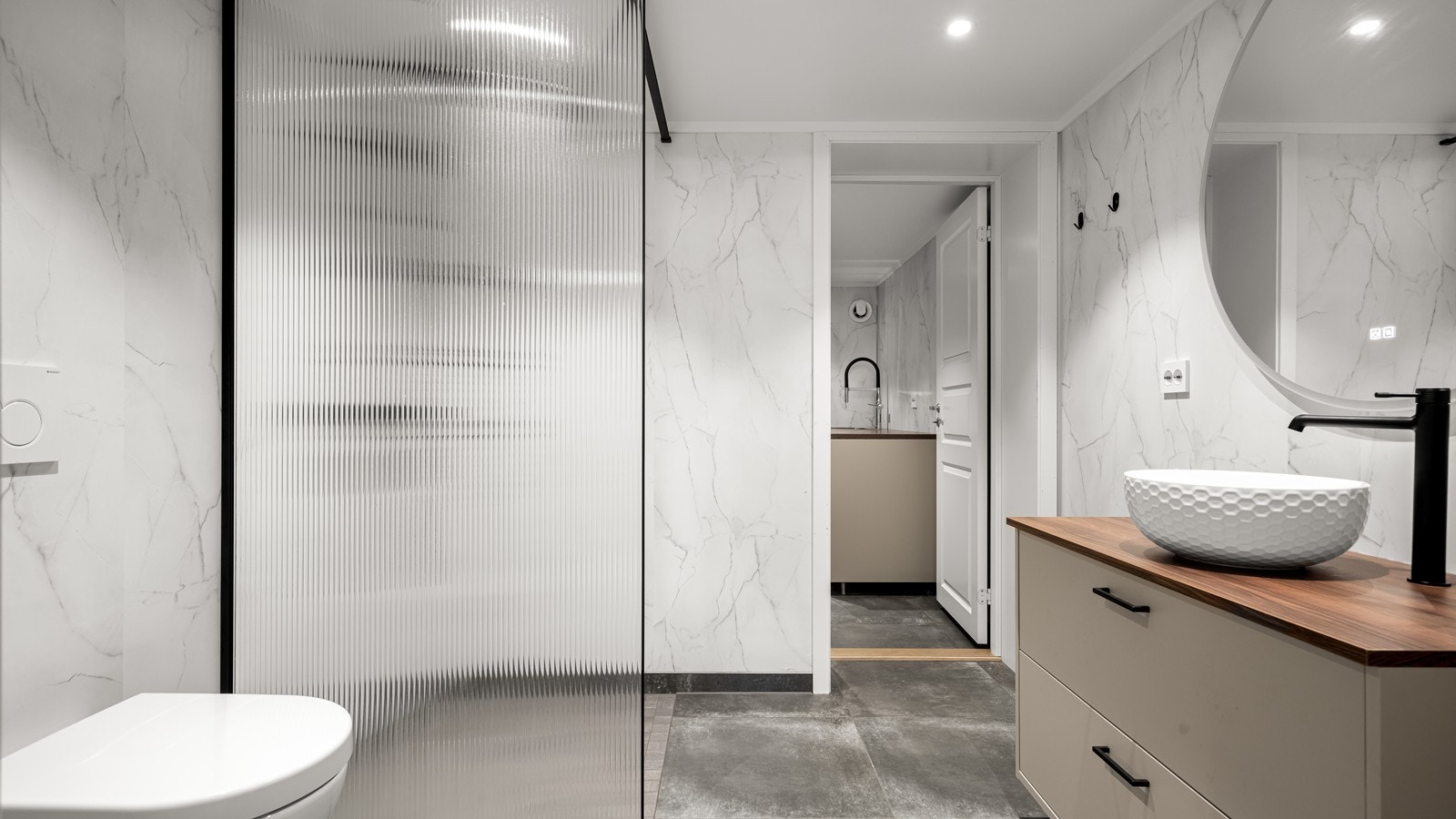 Praktisk og lekkert bad med dusjhjørne og vegghengt toalett. Galleribilde