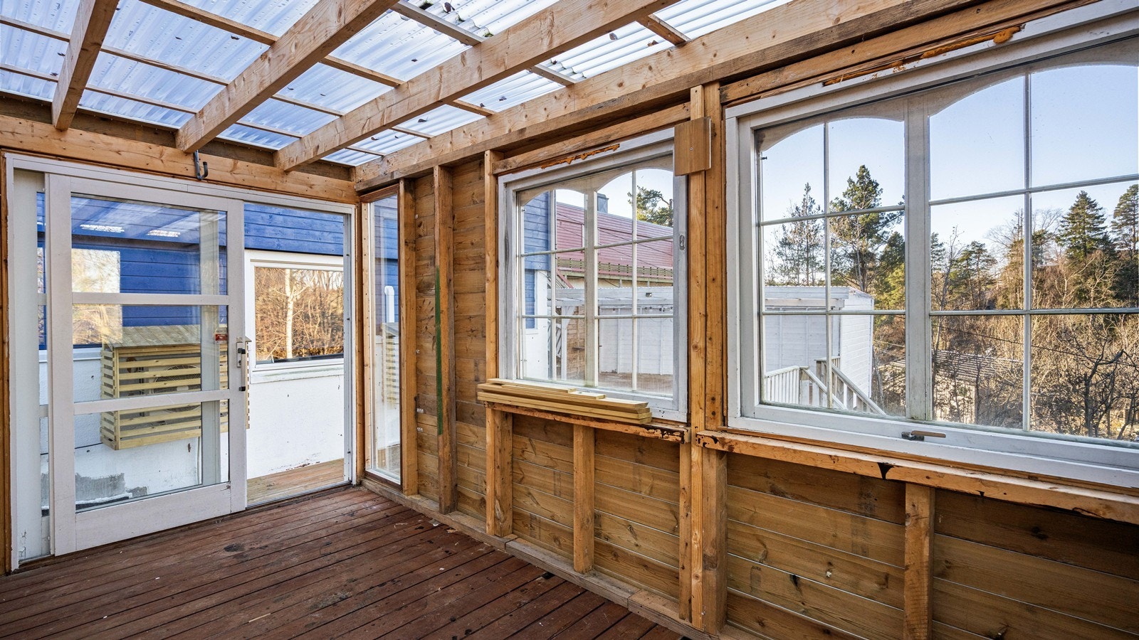 Lyst og luftig rom med store vindusflater. Blir i dag brukt som drivhus / hagestue. Galleribilde