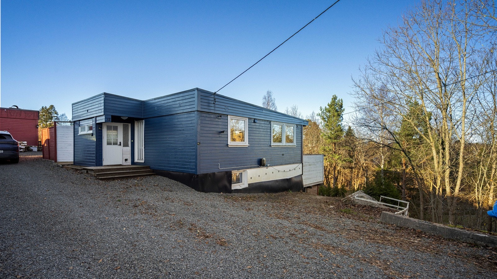 Fasade med inngangsparti og gode parkeringsmuligheter på egen tomt. Galleribilde