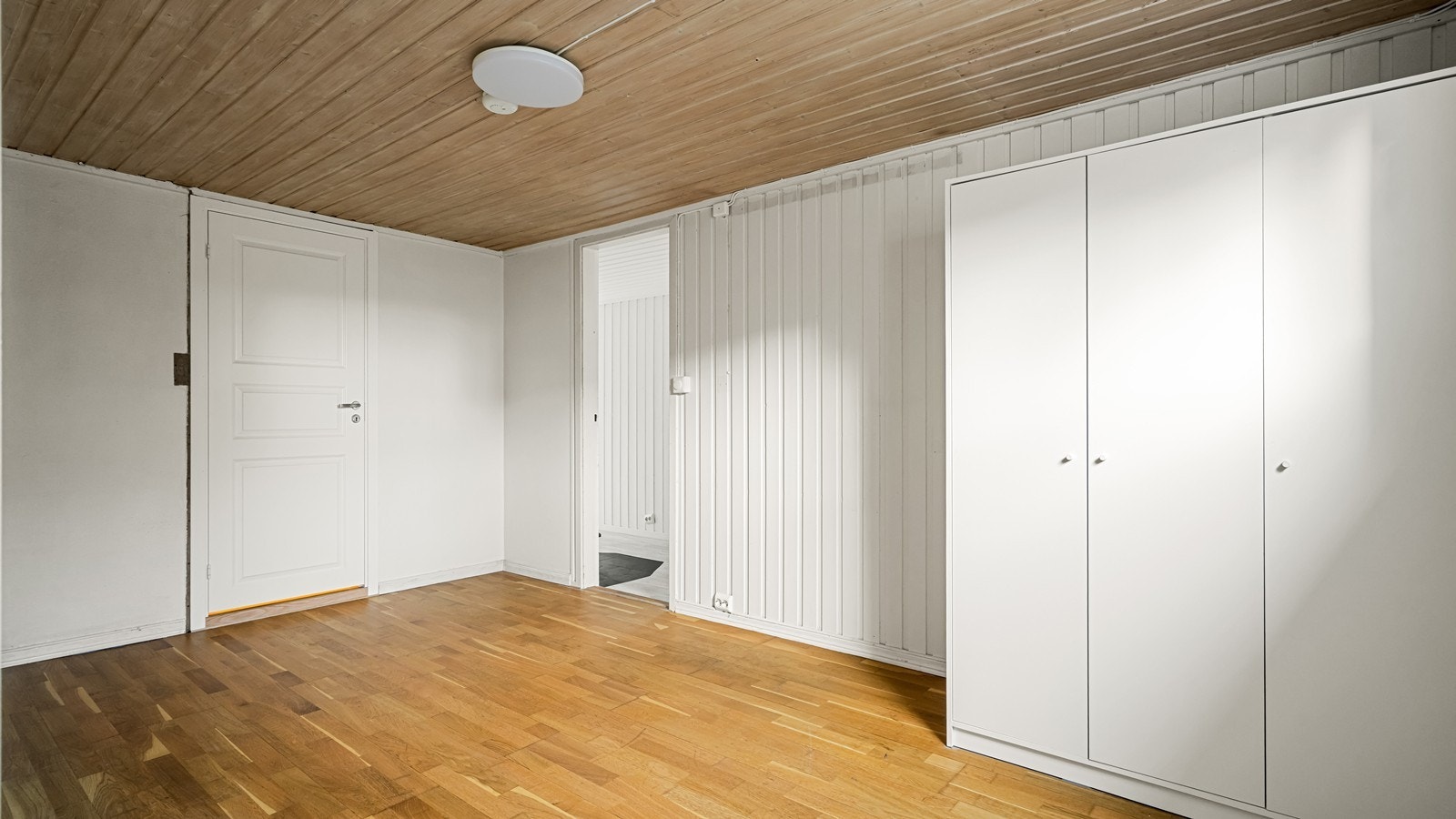 Lyst og praktisk rom i underetasjen Galleribilde