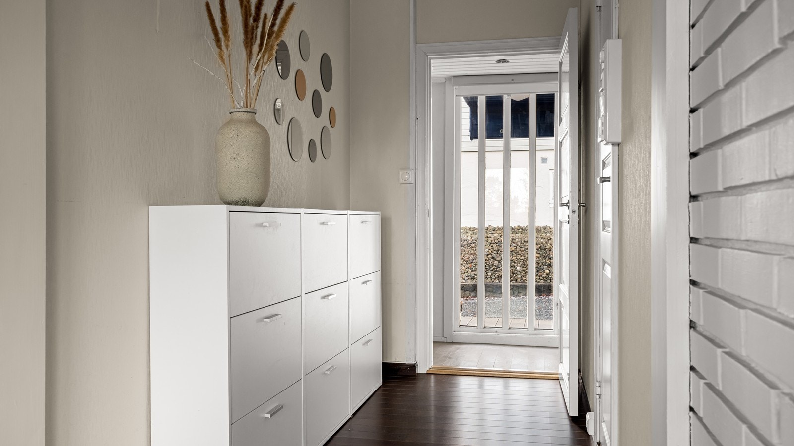 Koselig entré inn til hovedetasje Galleribilde