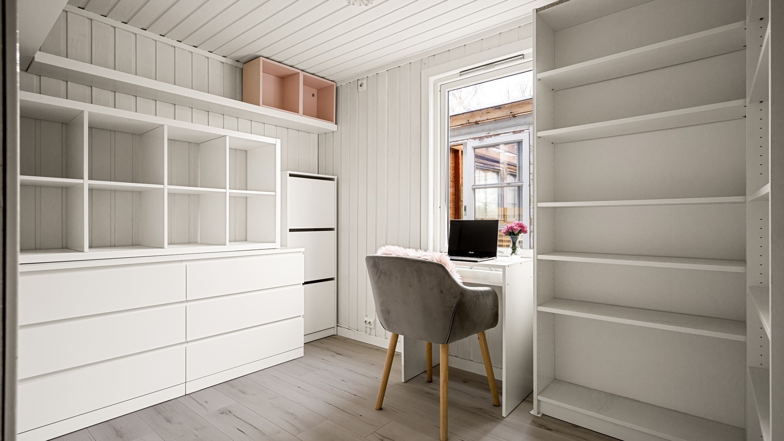 Ekstra rom som kan bli brukt som gjesterom, kontor eller hobbyrom. Galleribilde