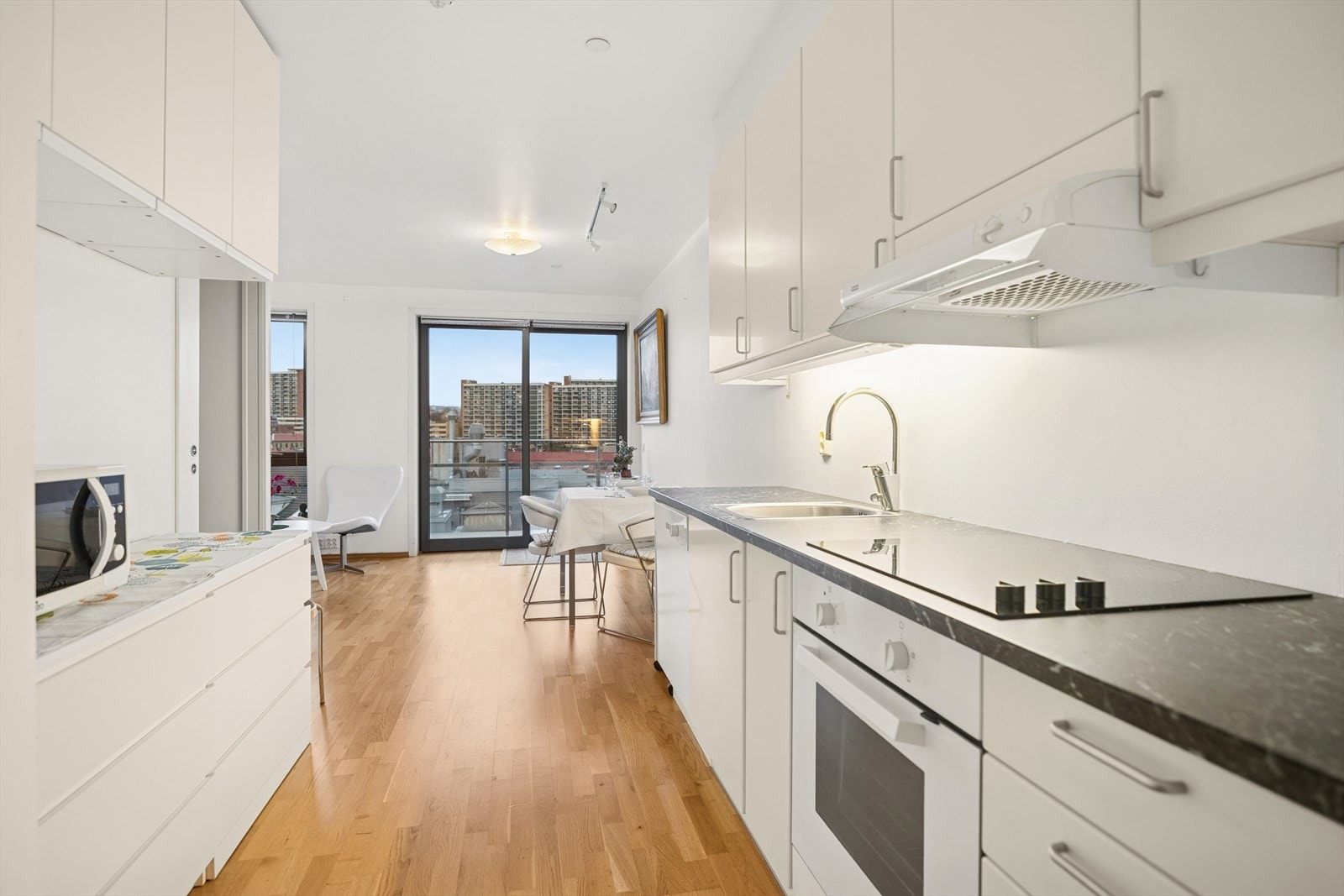 Kjøkkenet er lyst og moderne, med innredning fra 2009. Galleribilde