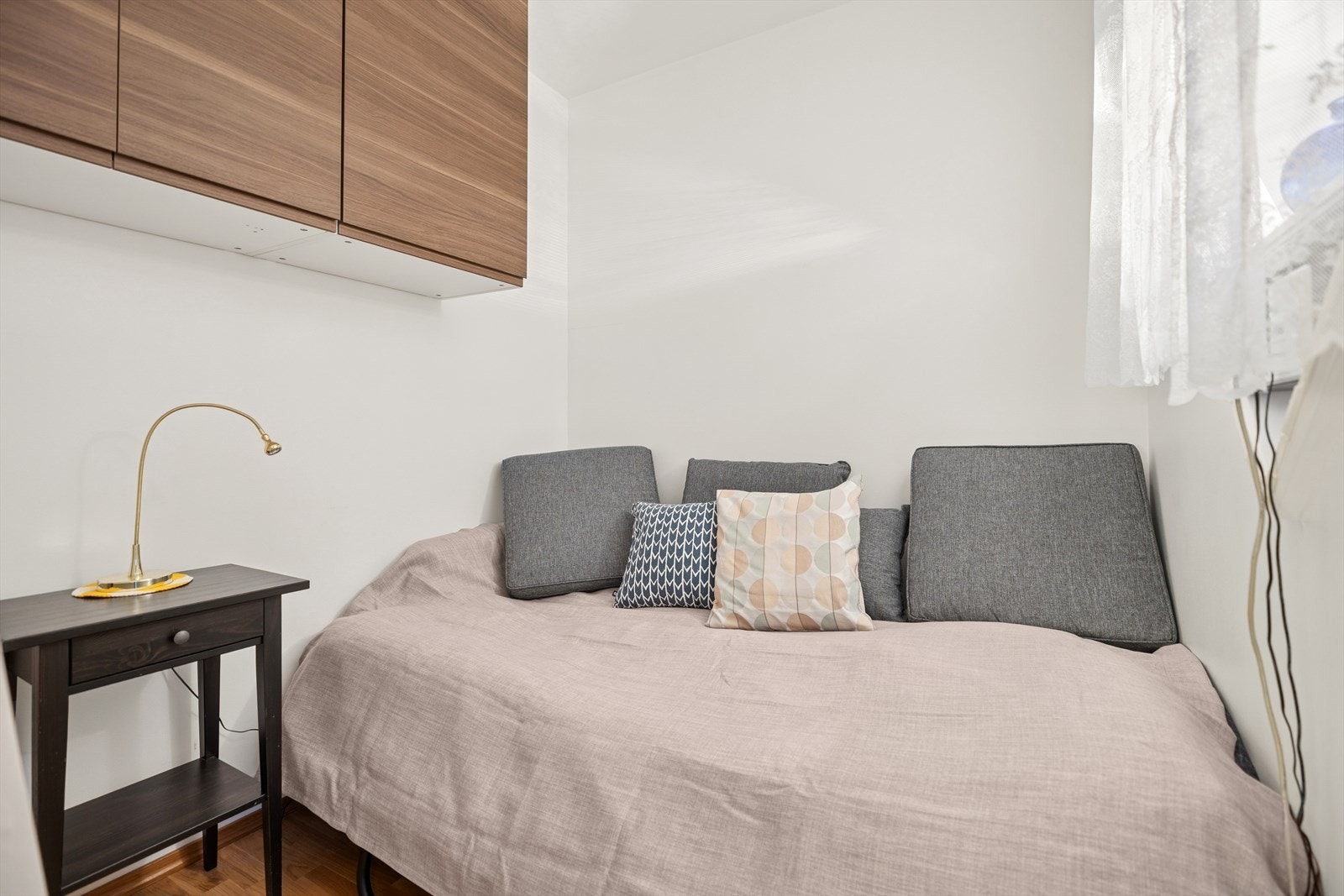 Boligen har en smart alkoveløsning med plass til seng og tilhørende møbler. Man kan enkelt gjøre om sovealkoven til et soverom. Se vedlagte alternative plantegning. Galleribilde