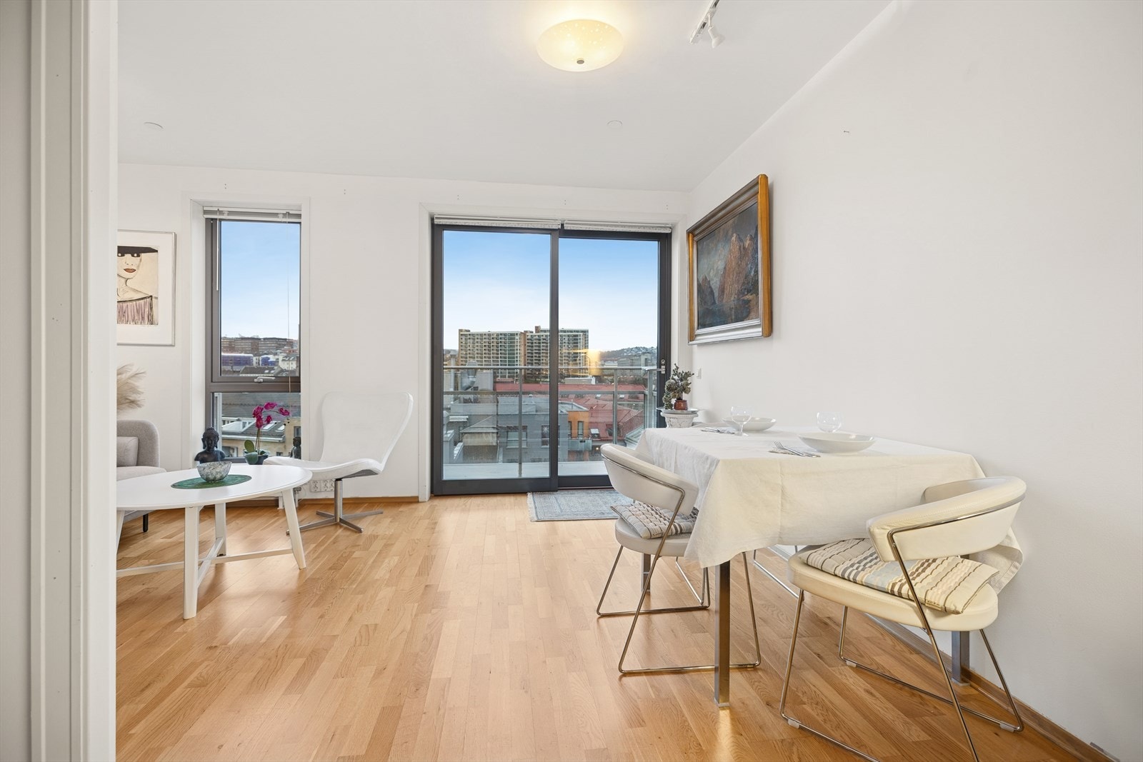 Dette er en lys og moderne leilighet midt i sentrum. Leiligheten har en åpen stue- og kjøkkenløsning som gir god romfølelse og effektiv arealutnyttelse. Galleribilde