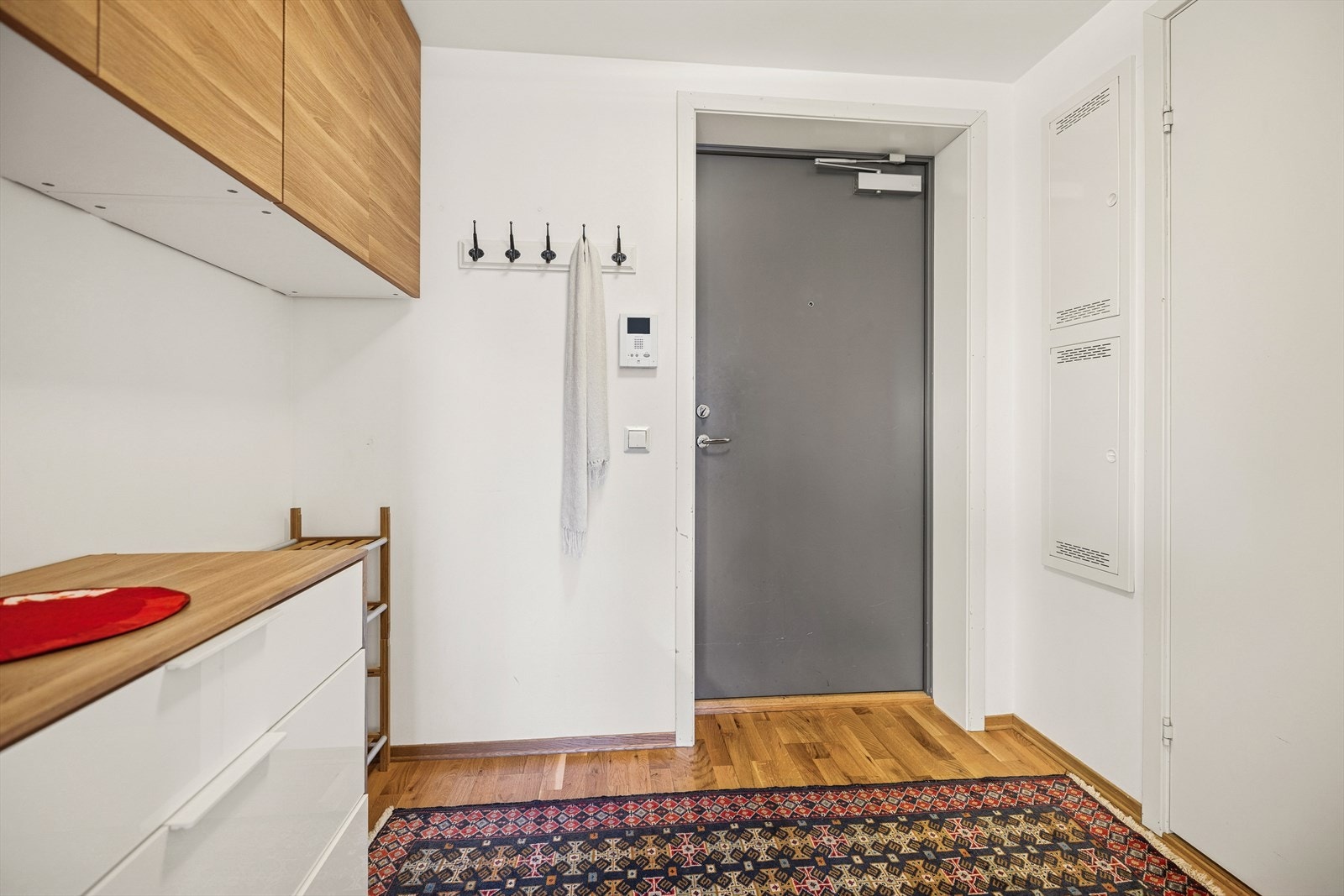 Boligen har en praktisk entré med god plass til oppheng for jakker og mulighet for skoskap. Det er også mulig å sette inn et garderobeskap, som vil gi gode oppbevaringsmuligheter. Galleribilde