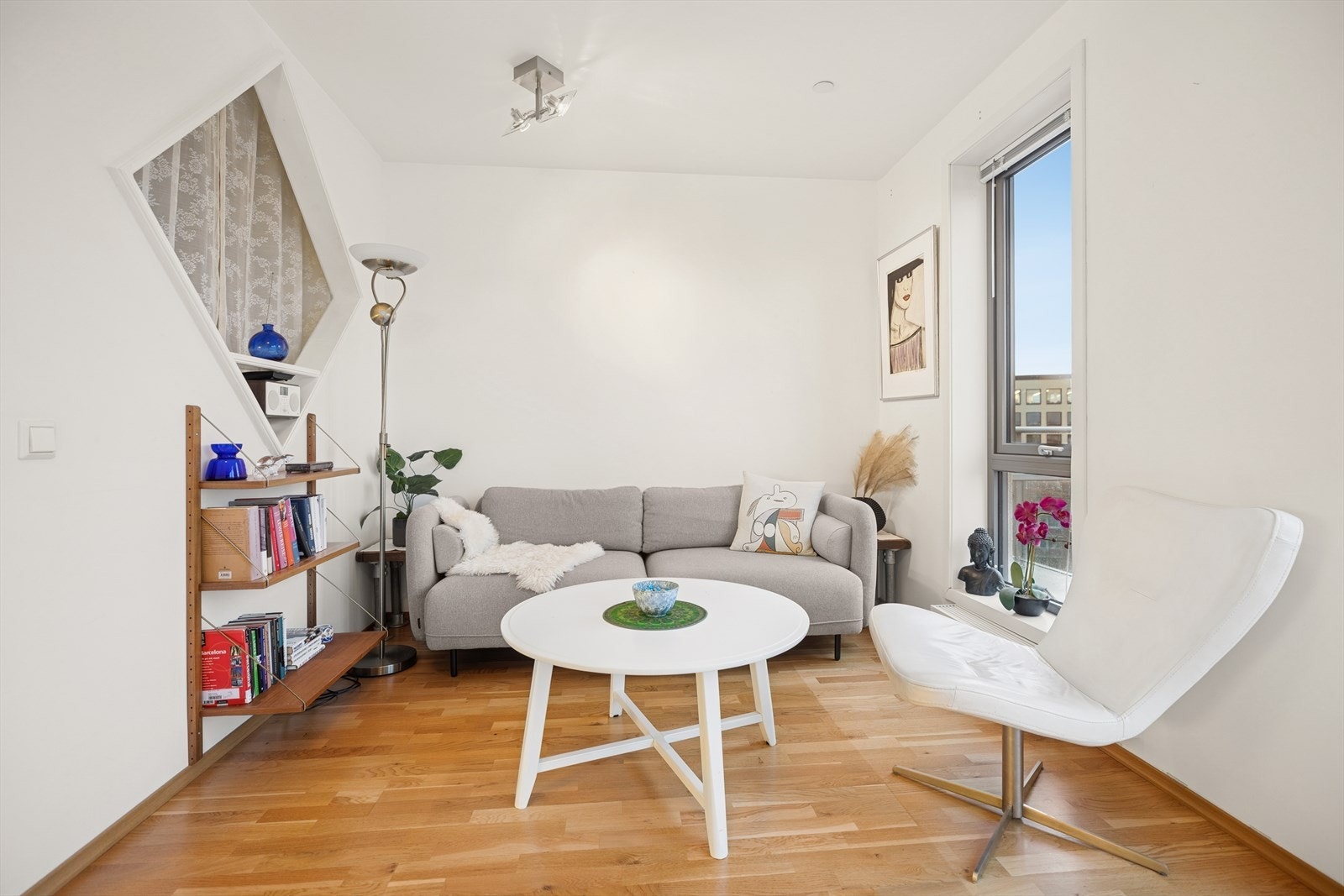 Stuen oppleves som romslig med god takhøyde, og store vinduer som gir rikelig med naturlig lysinnslipp. Her kan du enkelt innrede med ulike sofa- og TV-løsninger etter behov. Galleribilde