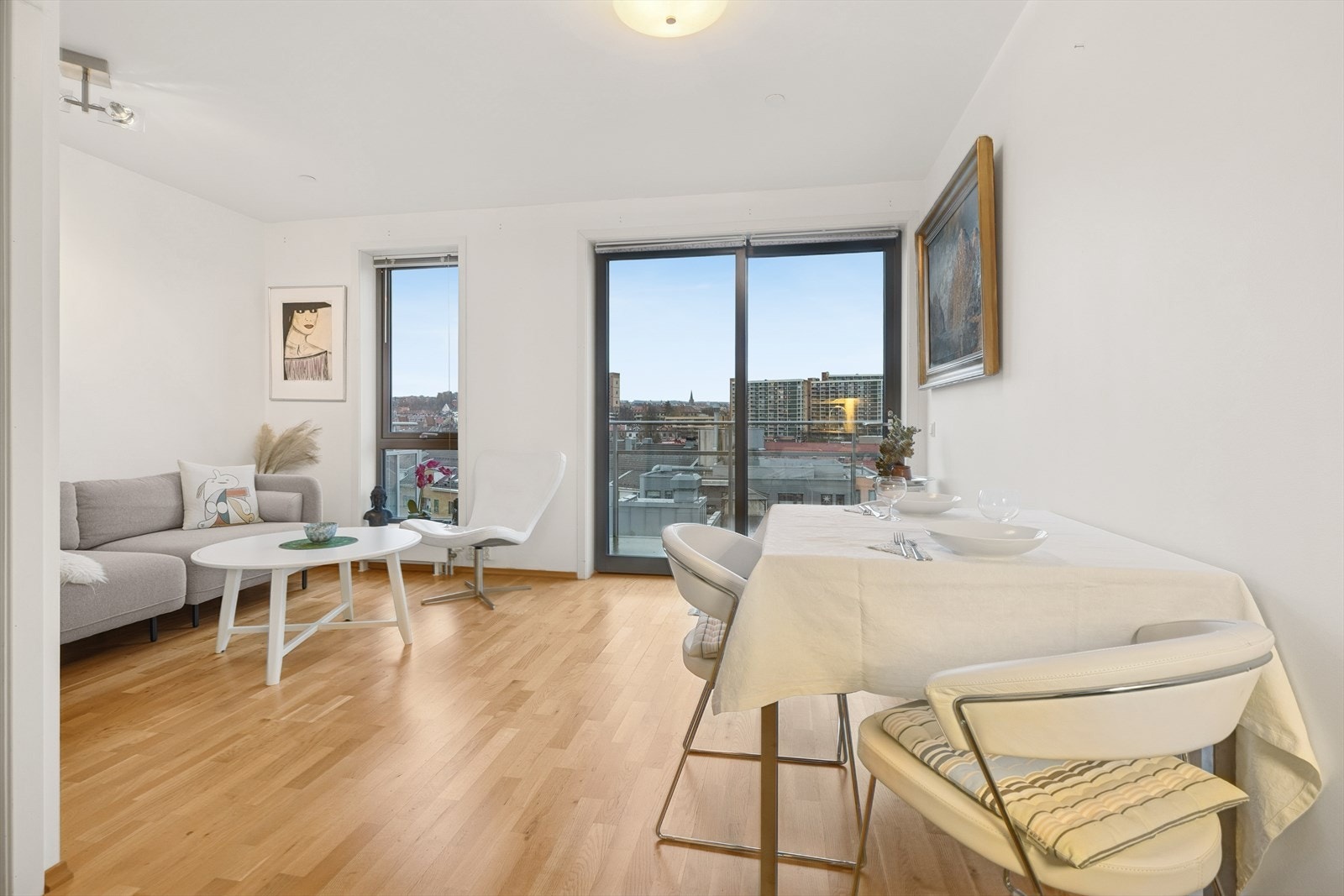 Boligen ligger i 9. etasje og har en attraktiv intern beliggenhet med fantastisk utsikt fra den østvendte balkongen med gode solforhold. Galleribilde