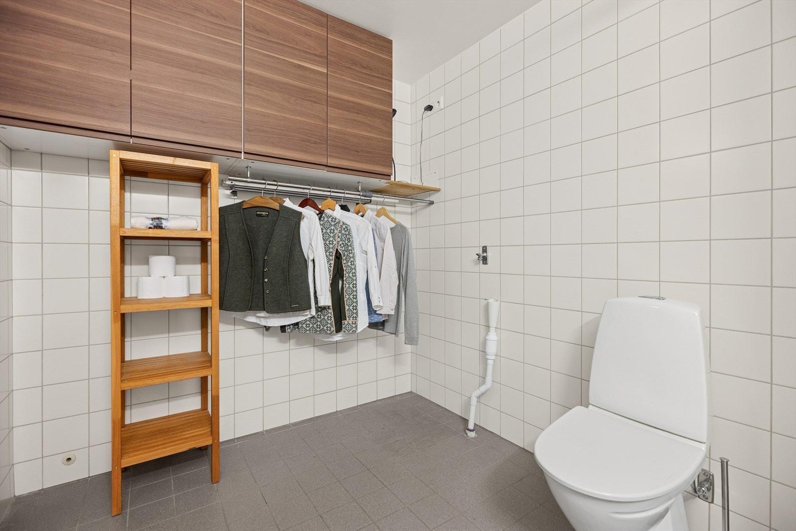 Rommet har rikelig med skapplass og en praktisk løsning for tørking av klær. Det er også opplegg for vaskemaskin. Galleribilde