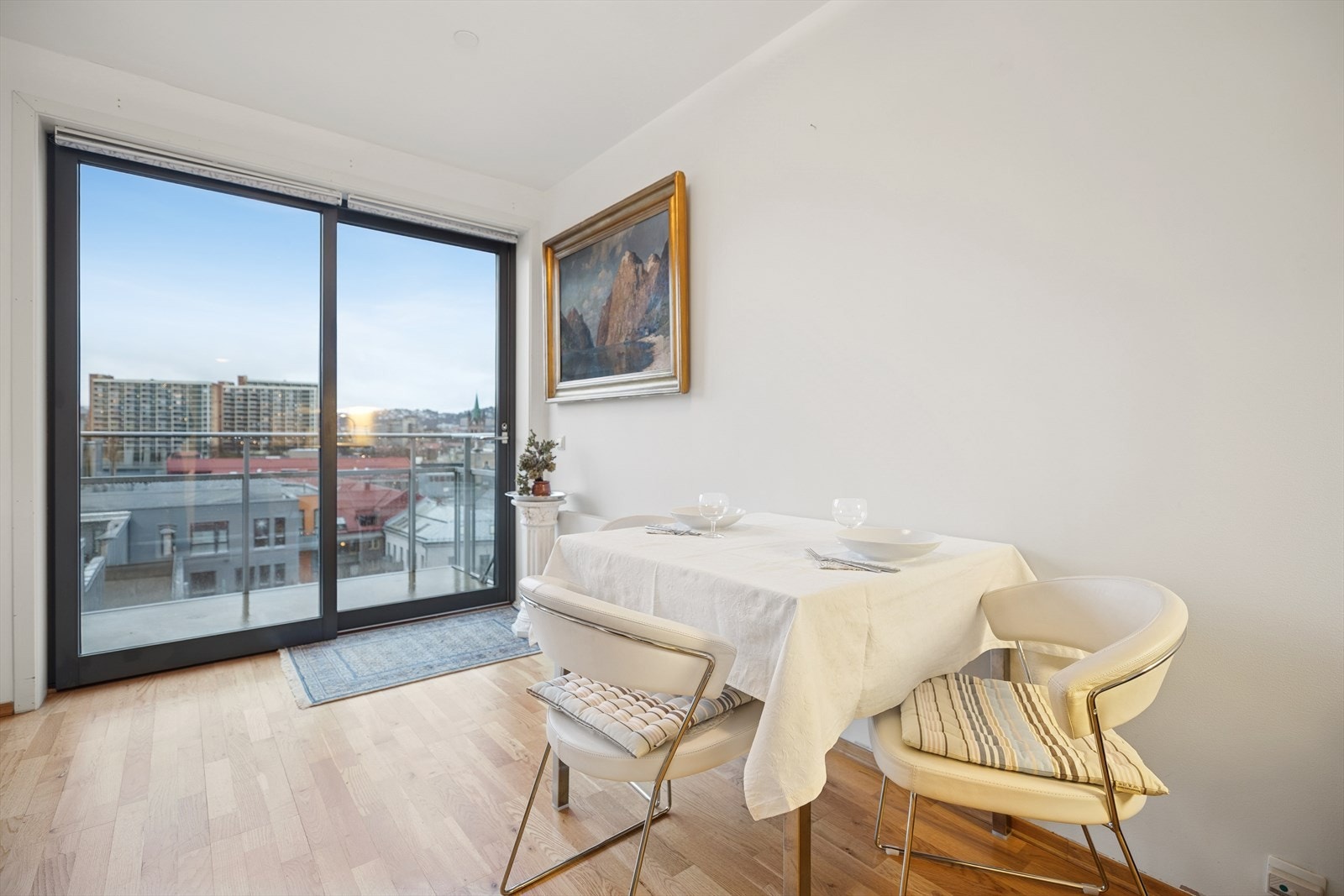 I stuen er det også plass til et stort og fint spisebord, perfekt for å ha venner og familie på middagsbesøk. Galleribilde