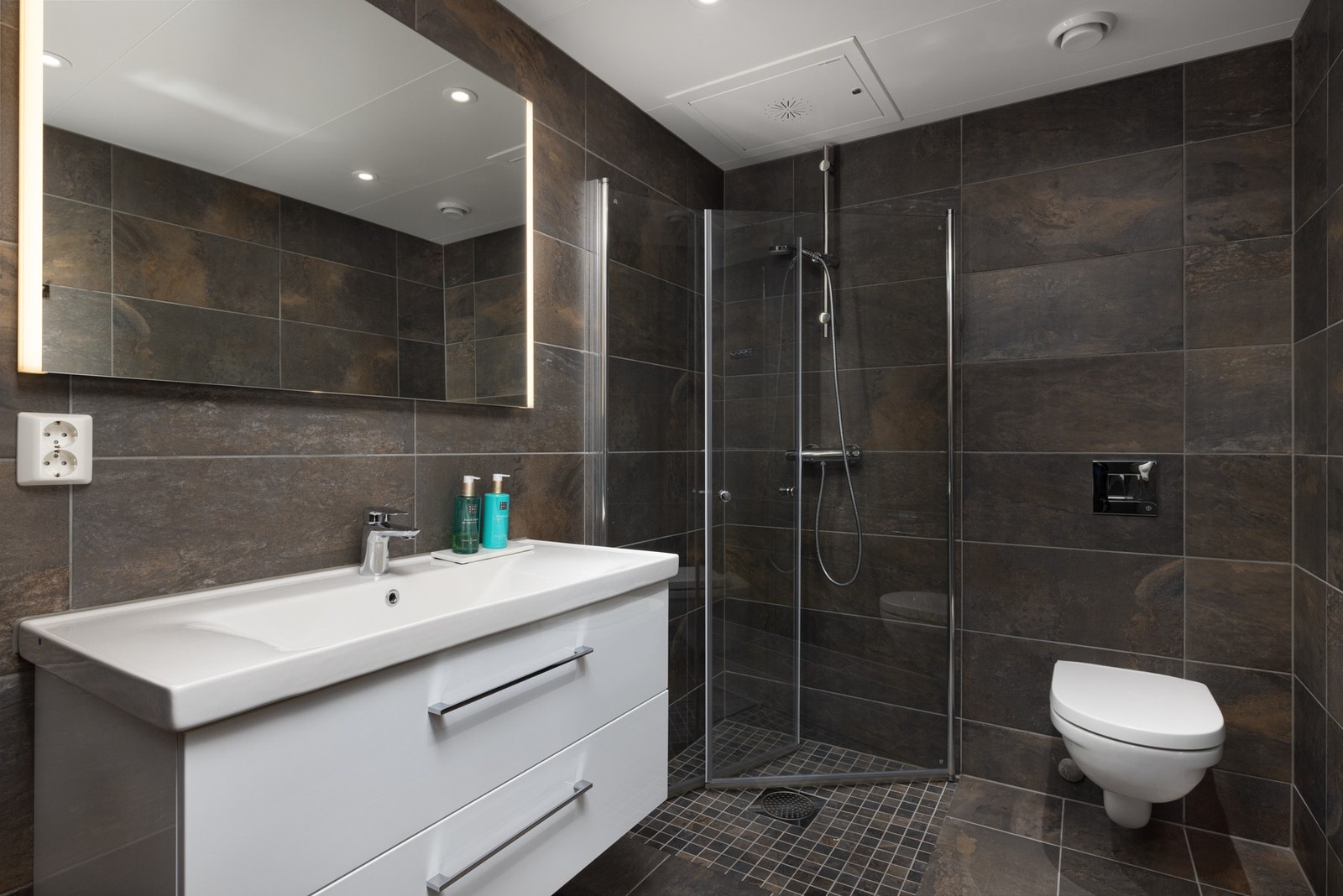 Badet ved entréen har flislagte vegger og gulv med vannbåren gulvvarme. Galleribilde