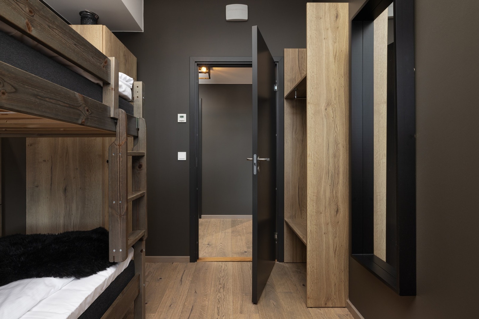 Det er også her innredet med praktiske garderobeskap. Galleribilde