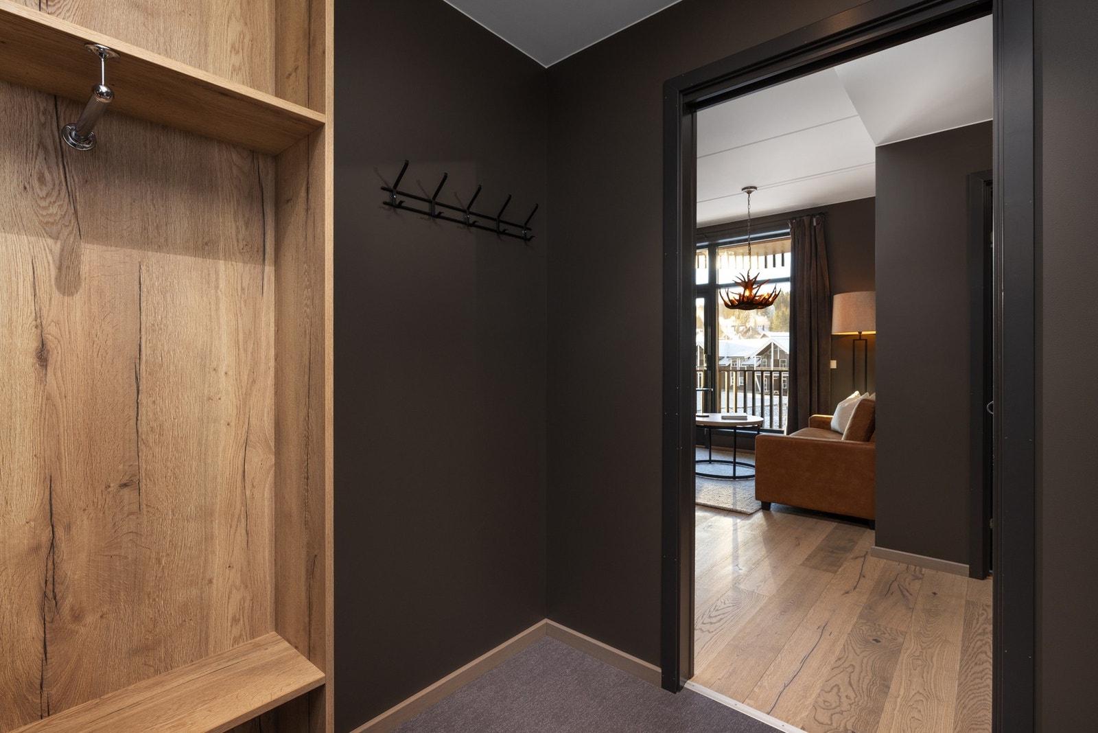 Entréen er utstyrt med romslig garderobeskap, og det er i tillegg plass til ønsket møblering eller ekstra oppbevaringsløsninger. Galleribilde