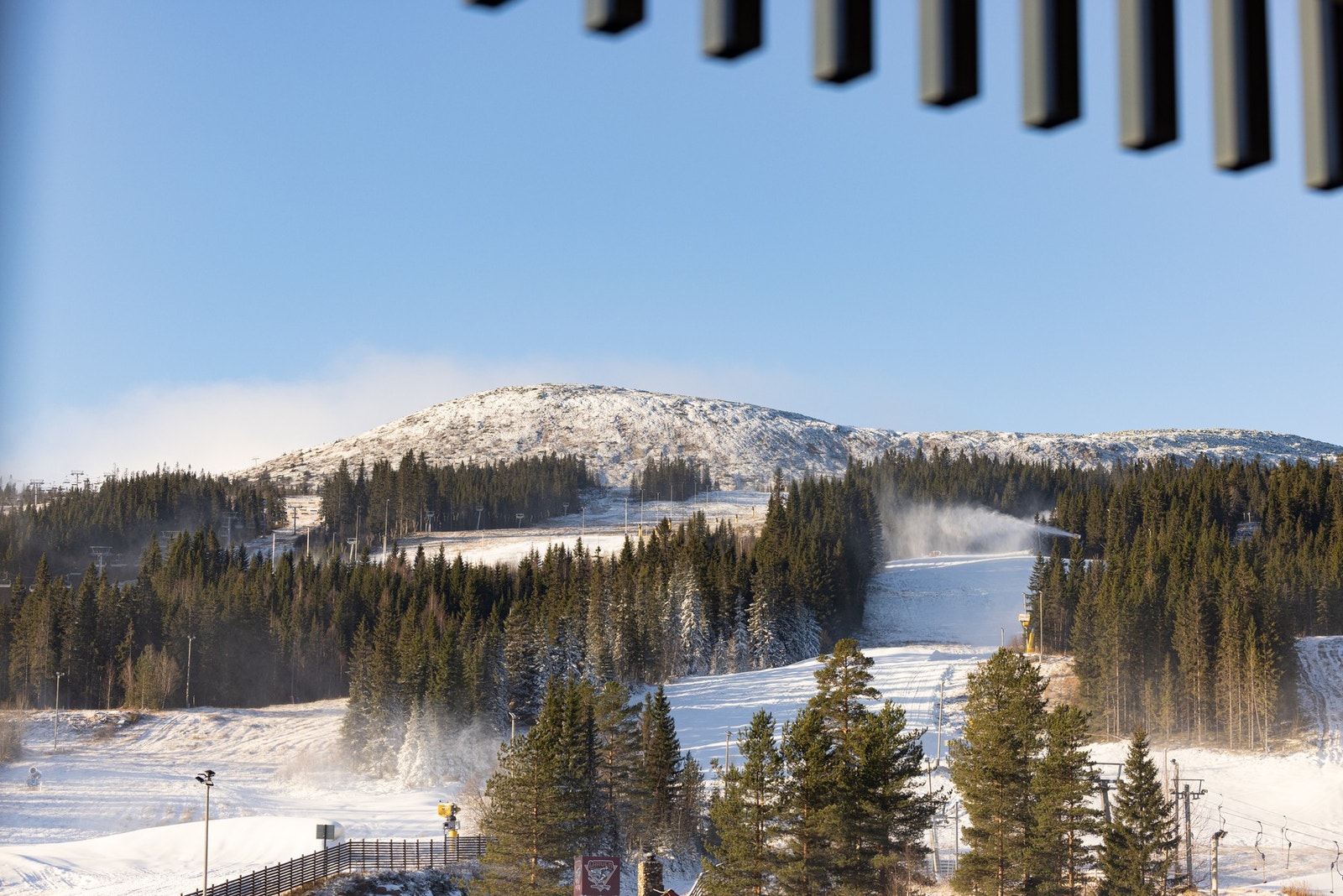 Nyt ettermiddagssol og utsikt mot skibakken - perfekt for avslapning etter en aktiv dag. Galleribilde