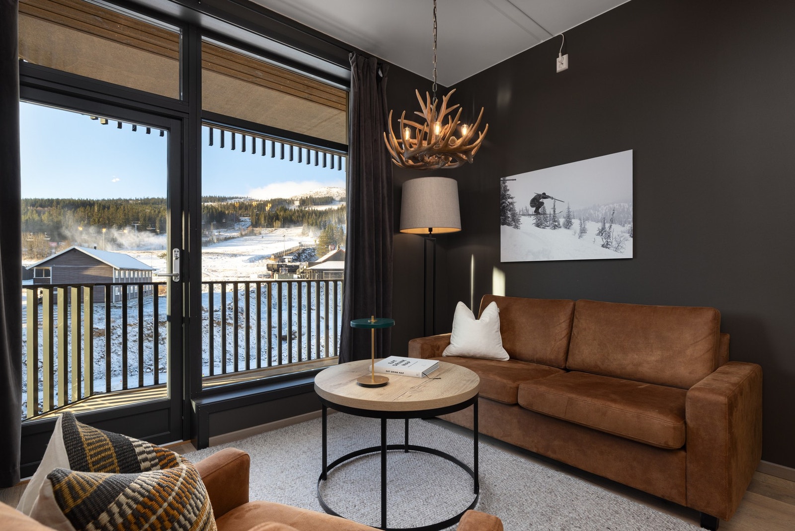 Store vindusflater slipper rikelig med naturlig lys inn og skaper en luftig romfølelse, samtidig som du får flott utsyn mot nærområdene og skibakken. Galleribilde