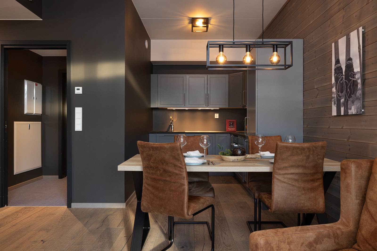 Kjøkkenet ligger i åpen løsning mot stuen og er både funksjonelt og stilrent. Galleribilde