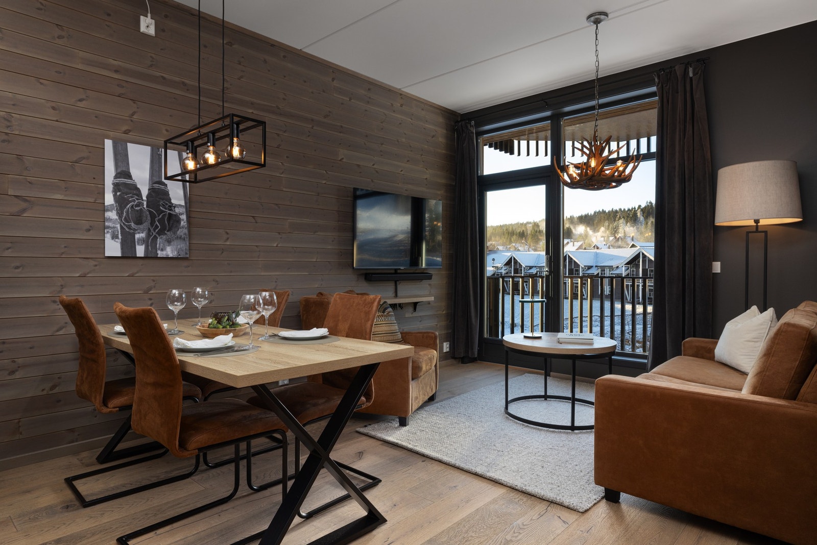 Stuen fremstår lys, romslig og innbydende med parkett på gulv og smart styring av varme. Galleribilde