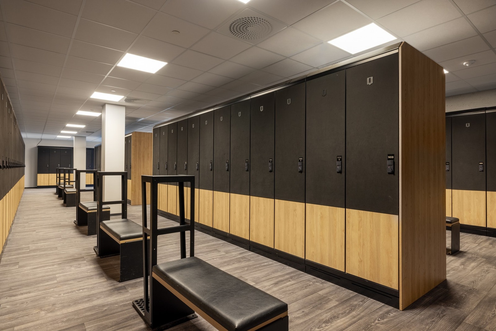 Her kan du praktisk oppbevare ski-utstyr i felles omkledningsområde. Galleribilde