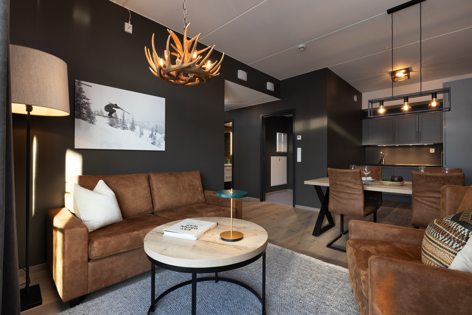 Rommet har god plass til både sofagruppe og sosial spiseplass. Galleribilde